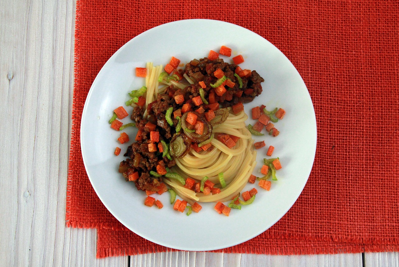 scoprite la ricetta autentica della bolognese, un piatto saporito con deliziose paste, ricco di carne, pomodori e erbe aromatiche. perfetto per deliziare i vostri ospiti durante una cena conviviale!