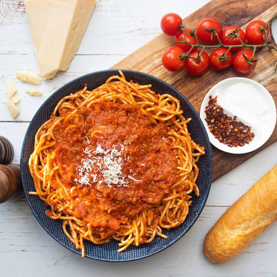 scoprite la nostra deliziosa ricetta di salsa bolognese autentica, che unisce carne macinata, pomodori succosi e spezie saporite. perfetta per accompagnare le vostre paste o i vostri piatti preferiti, delizierà i palati di grandi e piccini. seguite i nostri consigli per una preparazione riuscita e un gusto indimenticabile!